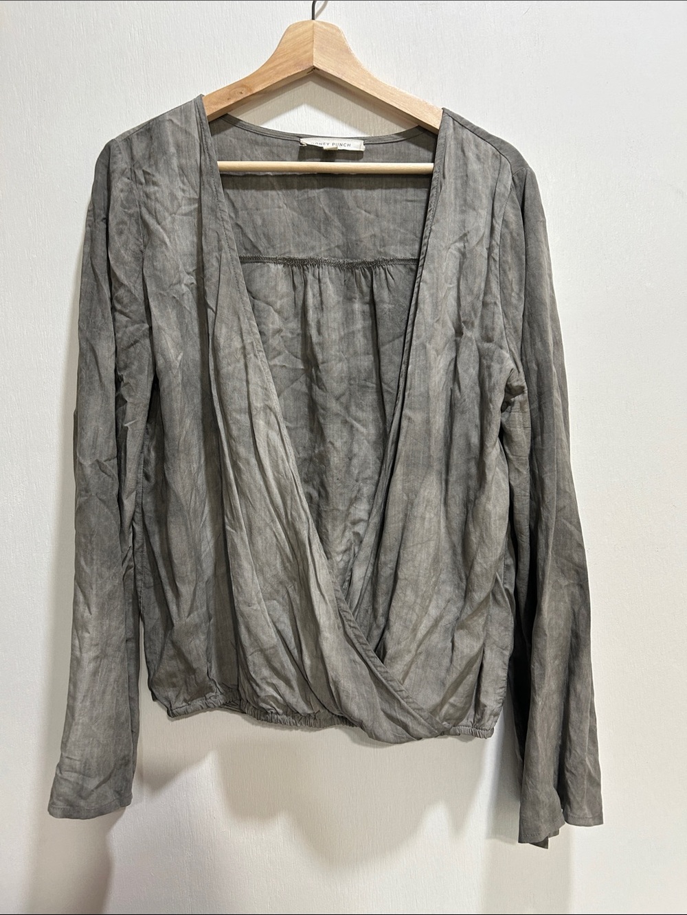 Honey Punch Women’s Gray Neutral deep crossover v-neckline Shirt Sz M